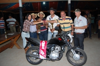 Vereador Vicente faz a entrega da Moto O Km ao vencedor