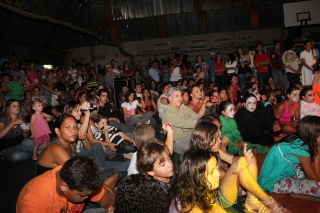 Prefeito André assiste ao espetáculo com as crianças da cidade e região