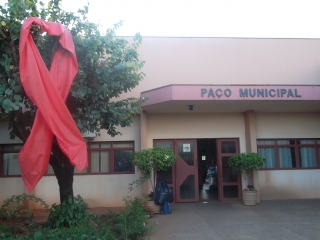 Laço Vermelho em Frente a Prefeitura Municipal de Aparecida do Taboado