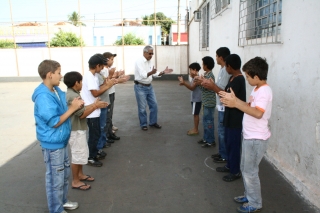 O mestre ensina o catira nas escolas municipais de Aparecida do Taboado