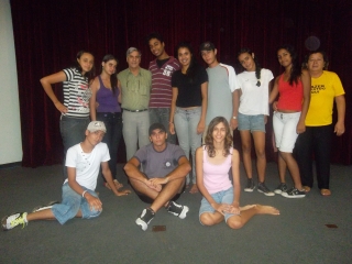 Prefeito André Alves com integrantes do Grupo de teatro 