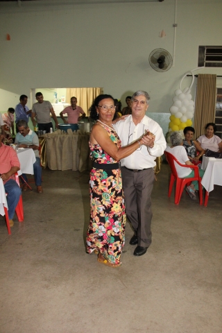 Mariana Bispo, acostumada a dançar só, dança com prefeito André