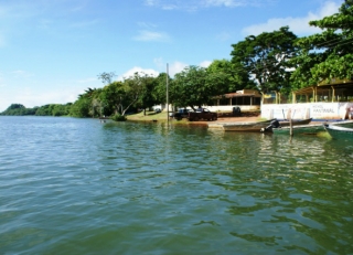Margem sul-mato-grossense do rio Paraná recebe lixo de turistas e esgoto da Colônia de Pescadores. 