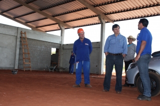 Prefeito de Brasilândia visitou a obra do barracão da Assobra