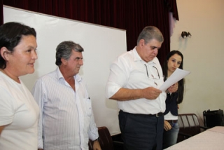Vereadores, prefeito e técnicos da Prefeitura entregam documento a Marun