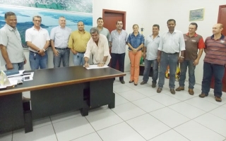 Robinho assinou a escritura de doação do terrenoda ACIAT