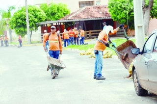 Cerca de 130 varredores atuam na limpeza urbana da cidade