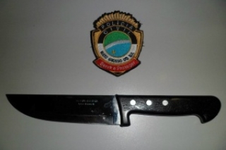 A faca utilizada no crime foi levada pelo suspeito. (Foto: Polícia Civil)