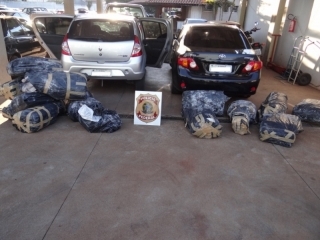 Polícia Federal apreendeu 660 kg de maconha armazenada no interior dos carros. (Foto: Reprodução/Internet)