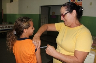 Meninas com idade entre 9 e 11 anos estão sendo vacinadas nas escolas. (Foto: Reprodução/Internet)