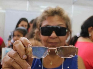 Paranaibense Eva Dinovam do Socorro, de 52 anos, há 30 não conseguia fazer nada sem os óculos. (Foto: Reprodução/Internet)